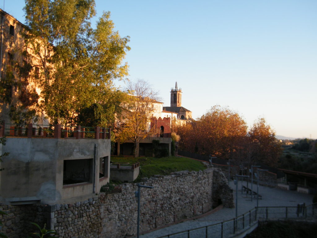 Antiguo convento desde el puente de Can Rius
